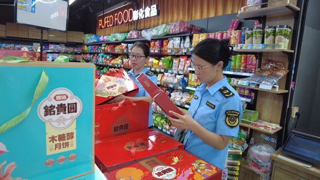 昌邑市市場(chǎng)監(jiān)管局強(qiáng)化食安監(jiān)管 守護(hù)團(tuán)圓味道